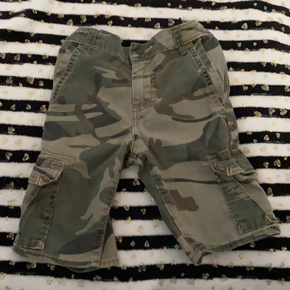 Little boys size 5 camo shorts.